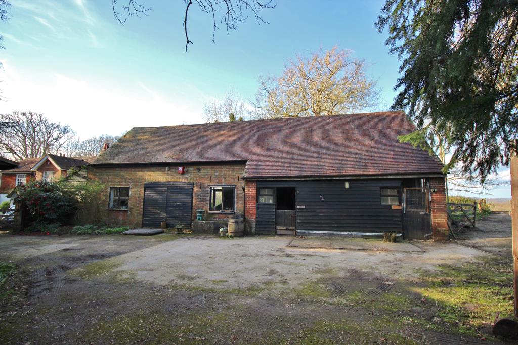 Lot: 48 - BARN WITH POTENTIAL - Detached brick built barn